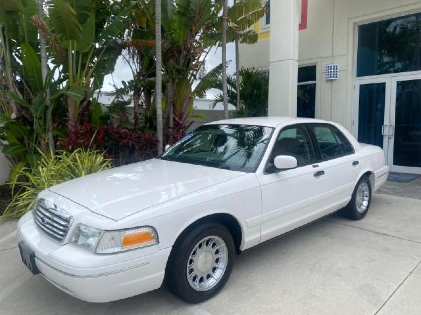 1999 Vibrant White /Lt/Med Parchment Ford Crown Victoria LX LOW MILES 61,537 (2FAFP74W6XX) with an 4.6L SMPI V8 Engine engine, Automatic transmission, located at 4701 North Dixie Hwy, Pompano Beach, FL, 33064, (954) 422-2889, 26.240938, -80.123474 - OUR WEBPAGE FLORIDACARS1.COM HAS OVER 100 PHOTOS AND FREE CARFAX LINK 1999 FORD CROWN VICTORIA LX VIN: 2FAFP74W6XX154498 2 F A F P 7 4 W 6 X X 1 5 4 4 9 8 SEDAN 4 DR 4.6L V8 F GASOLINE 26 MPG REAR WHEEL DRIVE Features ABS Brakes Air Conditioning AM/FM Stereo Automatic Transmission Cassette Player CD - Photo#29