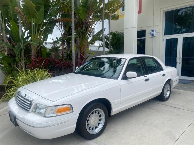 1999 Vibrant White /Lt/Med Parchment Ford Crown Victoria LX LOW MILES 61,537 (2FAFP74W6XX) with an 4.6L SMPI V8 Engine engine, Automatic transmission, located at 4701 North Dixie Hwy, Pompano Beach, FL, 33064, (954) 422-2889, 26.240938, -80.123474 - OUR WEBPAGE FLORIDACARS1.COM HAS OVER 100 PHOTOS AND FREE CARFAX LINK 1999 FORD CROWN VICTORIA LX VIN: 2FAFP74W6XX154498 2 F A F P 7 4 W 6 X X 1 5 4 4 9 8 SEDAN 4 DR 4.6L V8 F GASOLINE 26 MPG REAR WHEEL DRIVE Features ABS Brakes Air Conditioning AM/FM Stereo Automatic Transmission Cassette Player CD - Photo#29