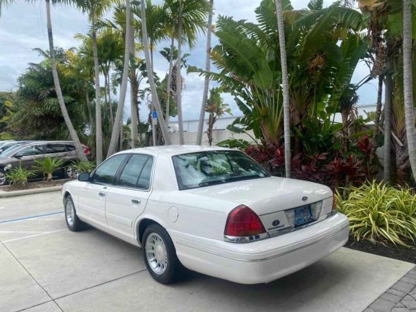 1999 Vibrant White /Lt/Med Parchment Ford Crown Victoria LX LOW MILES 61,537 (2FAFP74W6XX) with an 4.6L SMPI V8 Engine engine, Automatic transmission, located at 4701 North Dixie Hwy, Pompano Beach, FL, 33064, (954) 422-2889, 26.240938, -80.123474 - OUR WEBPAGE FLORIDACARS1.COM HAS OVER 100 PHOTOS AND FREE CARFAX LINK 1999 FORD CROWN VICTORIA LX VIN: 2FAFP74W6XX154498 2 F A F P 7 4 W 6 X X 1 5 4 4 9 8 SEDAN 4 DR 4.6L V8 F GASOLINE 26 MPG REAR WHEEL DRIVE Features ABS Brakes Air Conditioning AM/FM Stereo Automatic Transmission Cassette Player CD - Photo#32
