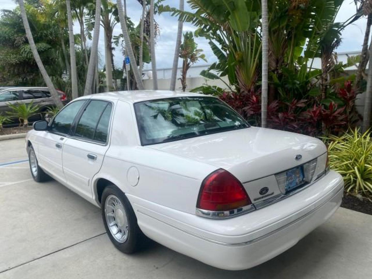 1999 Vibrant White /Lt/Med Parchment Ford Crown Victoria LX LOW MILES 61,537 (2FAFP74W6XX) with an 4.6L SMPI V8 Engine engine, Automatic transmission, located at 4701 North Dixie Hwy, Pompano Beach, FL, 33064, (954) 422-2889, 26.240938, -80.123474 - OUR WEBPAGE FLORIDACARS1.COM HAS OVER 100 PHOTOS AND FREE CARFAX LINK 1999 FORD CROWN VICTORIA LX VIN: 2FAFP74W6XX154498 2 F A F P 7 4 W 6 X X 1 5 4 4 9 8 SEDAN 4 DR 4.6L V8 F GASOLINE 26 MPG REAR WHEEL DRIVE Features ABS Brakes Air Conditioning AM/FM Stereo Automatic Transmission Cassette Player CD - Photo#33