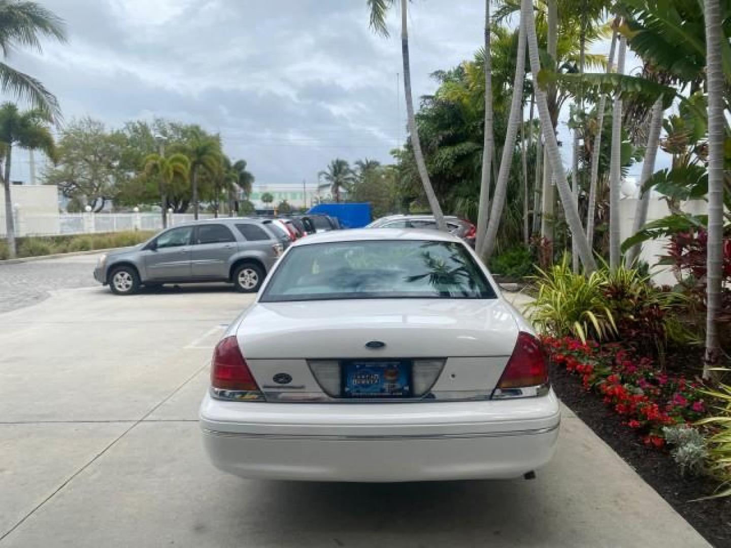 1999 Vibrant White /Lt/Med Parchment Ford Crown Victoria LX LOW MILES 61,537 (2FAFP74W6XX) with an 4.6L SMPI V8 Engine engine, Automatic transmission, located at 4701 North Dixie Hwy, Pompano Beach, FL, 33064, (954) 422-2889, 26.240938, -80.123474 - OUR WEBPAGE FLORIDACARS1.COM HAS OVER 100 PHOTOS AND FREE CARFAX LINK 1999 FORD CROWN VICTORIA LX VIN: 2FAFP74W6XX154498 2 F A F P 7 4 W 6 X X 1 5 4 4 9 8 SEDAN 4 DR 4.6L V8 F GASOLINE 26 MPG REAR WHEEL DRIVE Features ABS Brakes Air Conditioning AM/FM Stereo Automatic Transmission Cassette Player CD - Photo#34