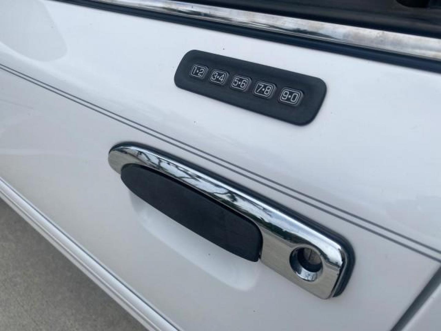 1999 Vibrant White /Lt/Med Parchment Ford Crown Victoria LX LOW MILES 61,537 (2FAFP74W6XX) with an 4.6L SMPI V8 Engine engine, Automatic transmission, located at 4701 North Dixie Hwy, Pompano Beach, FL, 33064, (954) 422-2889, 26.240938, -80.123474 - OUR WEBPAGE FLORIDACARS1.COM HAS OVER 100 PHOTOS AND FREE CARFAX LINK 1999 FORD CROWN VICTORIA LX VIN: 2FAFP74W6XX154498 2 F A F P 7 4 W 6 X X 1 5 4 4 9 8 SEDAN 4 DR 4.6L V8 F GASOLINE 26 MPG REAR WHEEL DRIVE Features ABS Brakes Air Conditioning AM/FM Stereo Automatic Transmission Cassette Player CD - Photo#37