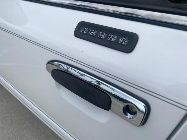 1999 Vibrant White /Lt/Med Parchment Ford Crown Victoria LX LOW MILES 61,537 (2FAFP74W6XX) with an 4.6L SMPI V8 Engine engine, Automatic transmission, located at 4701 North Dixie Hwy, Pompano Beach, FL, 33064, (954) 422-2889, 26.240938, -80.123474 - OUR WEBPAGE FLORIDACARS1.COM HAS OVER 100 PHOTOS AND FREE CARFAX LINK 1999 FORD CROWN VICTORIA LX VIN: 2FAFP74W6XX154498 2 F A F P 7 4 W 6 X X 1 5 4 4 9 8 SEDAN 4 DR 4.6L V8 F GASOLINE 26 MPG REAR WHEEL DRIVE Features ABS Brakes Air Conditioning AM/FM Stereo Automatic Transmission Cassette Player CD - Photo#37