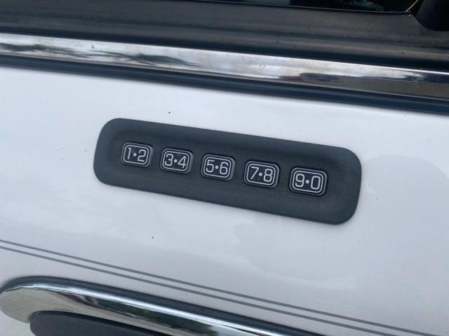 1999 Vibrant White /Lt/Med Parchment Ford Crown Victoria LX LOW MILES 61,537 (2FAFP74W6XX) with an 4.6L SMPI V8 Engine engine, Automatic transmission, located at 4701 North Dixie Hwy, Pompano Beach, FL, 33064, (954) 422-2889, 26.240938, -80.123474 - OUR WEBPAGE FLORIDACARS1.COM HAS OVER 100 PHOTOS AND FREE CARFAX LINK 1999 FORD CROWN VICTORIA LX VIN: 2FAFP74W6XX154498 2 F A F P 7 4 W 6 X X 1 5 4 4 9 8 SEDAN 4 DR 4.6L V8 F GASOLINE 26 MPG REAR WHEEL DRIVE Features ABS Brakes Air Conditioning AM/FM Stereo Automatic Transmission Cassette Player CD - Photo#38