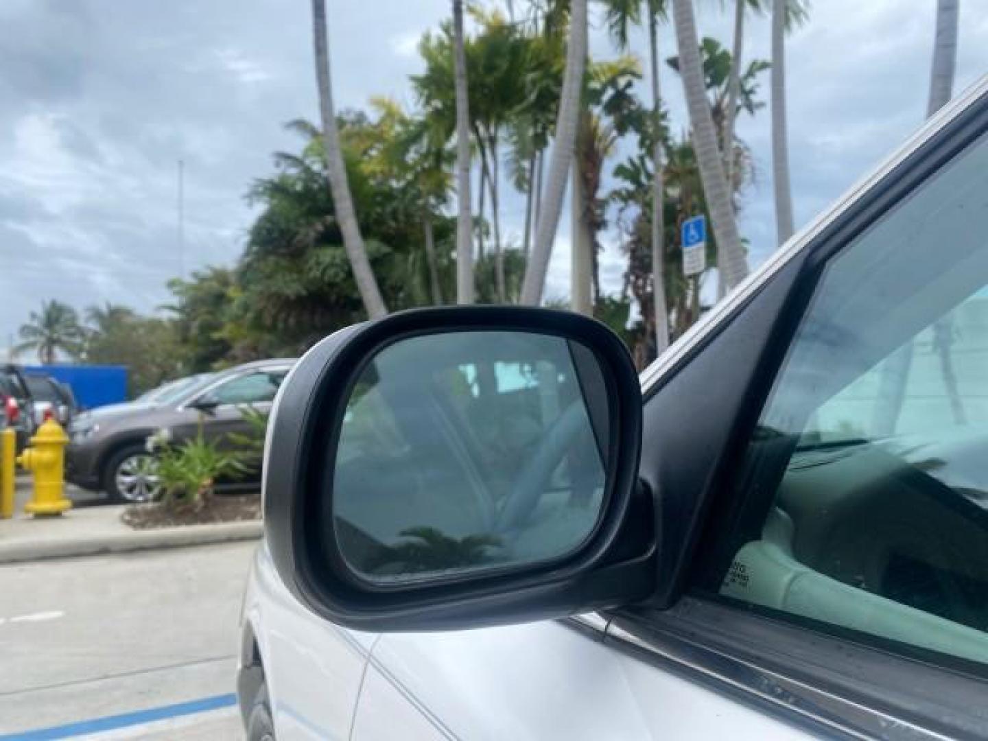 1999 Vibrant White /Lt/Med Parchment Ford Crown Victoria LX LOW MILES 61,537 (2FAFP74W6XX) with an 4.6L SMPI V8 Engine engine, Automatic transmission, located at 4701 North Dixie Hwy, Pompano Beach, FL, 33064, (954) 422-2889, 26.240938, -80.123474 - OUR WEBPAGE FLORIDACARS1.COM HAS OVER 100 PHOTOS AND FREE CARFAX LINK 1999 FORD CROWN VICTORIA LX VIN: 2FAFP74W6XX154498 2 F A F P 7 4 W 6 X X 1 5 4 4 9 8 SEDAN 4 DR 4.6L V8 F GASOLINE 26 MPG REAR WHEEL DRIVE Features ABS Brakes Air Conditioning AM/FM Stereo Automatic Transmission Cassette Player CD - Photo#39