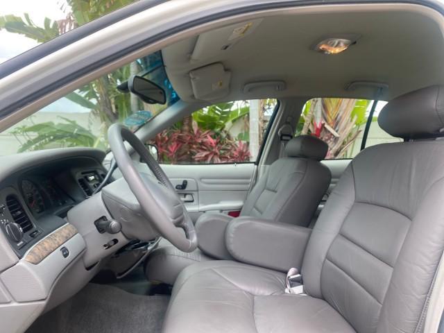 1999 Vibrant White /Lt/Med Parchment Ford Crown Victoria LX LOW MILES 61,537 (2FAFP74W6XX) with an 4.6L SMPI V8 Engine engine, Automatic transmission, located at 4701 North Dixie Hwy, Pompano Beach, FL, 33064, (954) 422-2889, 26.240938, -80.123474 - OUR WEBPAGE FLORIDACARS1.COM HAS OVER 100 PHOTOS AND FREE CARFAX LINK 1999 FORD CROWN VICTORIA LX VIN: 2FAFP74W6XX154498 2 F A F P 7 4 W 6 X X 1 5 4 4 9 8 SEDAN 4 DR 4.6L V8 F GASOLINE 26 MPG REAR WHEEL DRIVE Features ABS Brakes Air Conditioning AM/FM Stereo Automatic Transmission Cassette Player CD - Photo#43