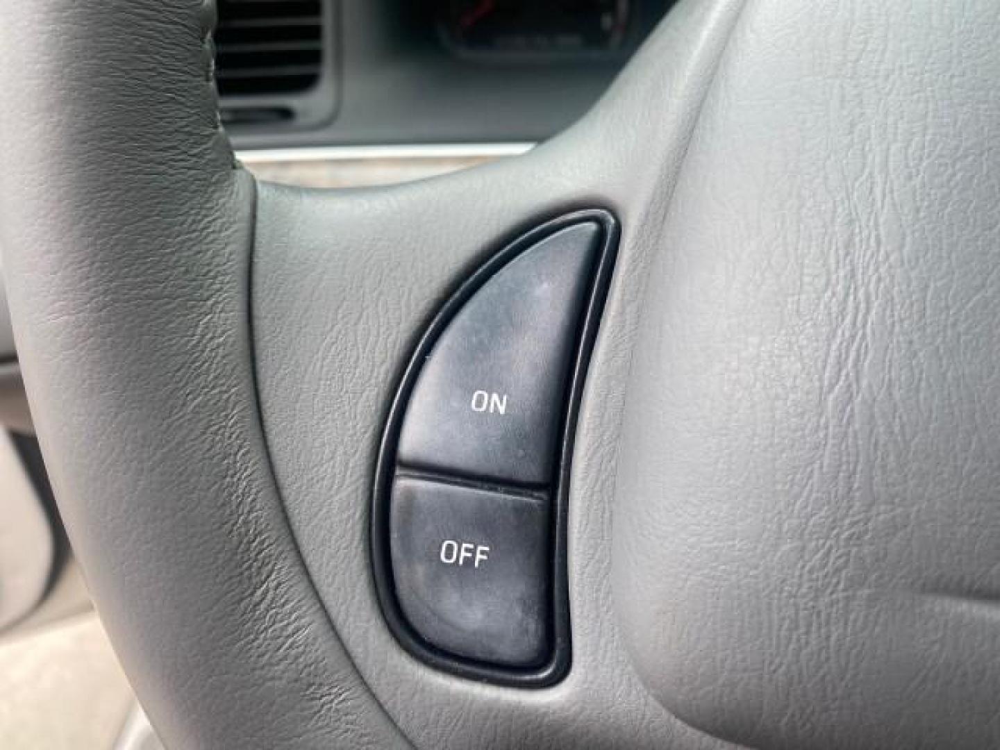 1999 Vibrant White /Lt/Med Parchment Ford Crown Victoria LX LOW MILES 61,537 (2FAFP74W6XX) with an 4.6L SMPI V8 Engine engine, Automatic transmission, located at 4701 North Dixie Hwy, Pompano Beach, FL, 33064, (954) 422-2889, 26.240938, -80.123474 - OUR WEBPAGE FLORIDACARS1.COM HAS OVER 100 PHOTOS AND FREE CARFAX LINK 1999 FORD CROWN VICTORIA LX VIN: 2FAFP74W6XX154498 2 F A F P 7 4 W 6 X X 1 5 4 4 9 8 SEDAN 4 DR 4.6L V8 F GASOLINE 26 MPG REAR WHEEL DRIVE Features ABS Brakes Air Conditioning AM/FM Stereo Automatic Transmission Cassette Player CD - Photo#52