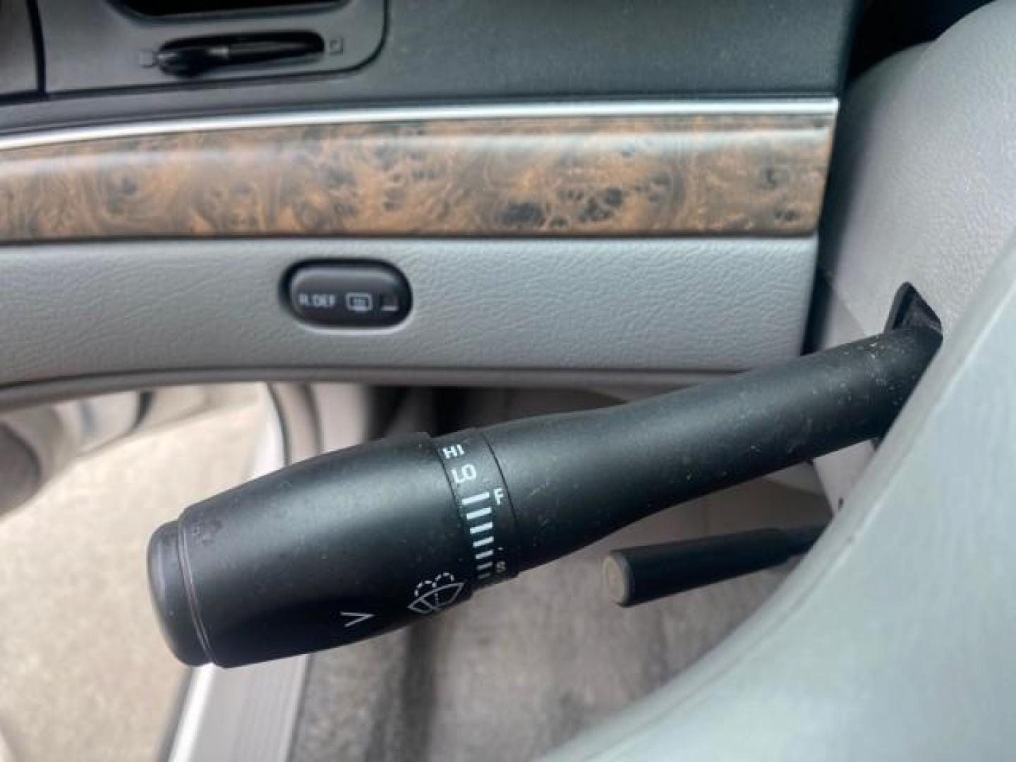 1999 Vibrant White /Lt/Med Parchment Ford Crown Victoria LX LOW MILES 61,537 (2FAFP74W6XX) with an 4.6L SMPI V8 Engine engine, Automatic transmission, located at 4701 North Dixie Hwy, Pompano Beach, FL, 33064, (954) 422-2889, 26.240938, -80.123474 - OUR WEBPAGE FLORIDACARS1.COM HAS OVER 100 PHOTOS AND FREE CARFAX LINK 1999 FORD CROWN VICTORIA LX VIN: 2FAFP74W6XX154498 2 F A F P 7 4 W 6 X X 1 5 4 4 9 8 SEDAN 4 DR 4.6L V8 F GASOLINE 26 MPG REAR WHEEL DRIVE Features ABS Brakes Air Conditioning AM/FM Stereo Automatic Transmission Cassette Player CD - Photo#54