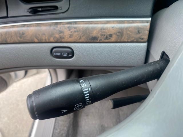 1999 Vibrant White /Lt/Med Parchment Ford Crown Victoria LX LOW MILES 61,537 (2FAFP74W6XX) with an 4.6L SMPI V8 Engine engine, Automatic transmission, located at 4701 North Dixie Hwy, Pompano Beach, FL, 33064, (954) 422-2889, 26.240938, -80.123474 - OUR WEBPAGE FLORIDACARS1.COM HAS OVER 100 PHOTOS AND FREE CARFAX LINK 1999 FORD CROWN VICTORIA LX VIN: 2FAFP74W6XX154498 2 F A F P 7 4 W 6 X X 1 5 4 4 9 8 SEDAN 4 DR 4.6L V8 F GASOLINE 26 MPG REAR WHEEL DRIVE Features ABS Brakes Air Conditioning AM/FM Stereo Automatic Transmission Cassette Player CD - Photo#54