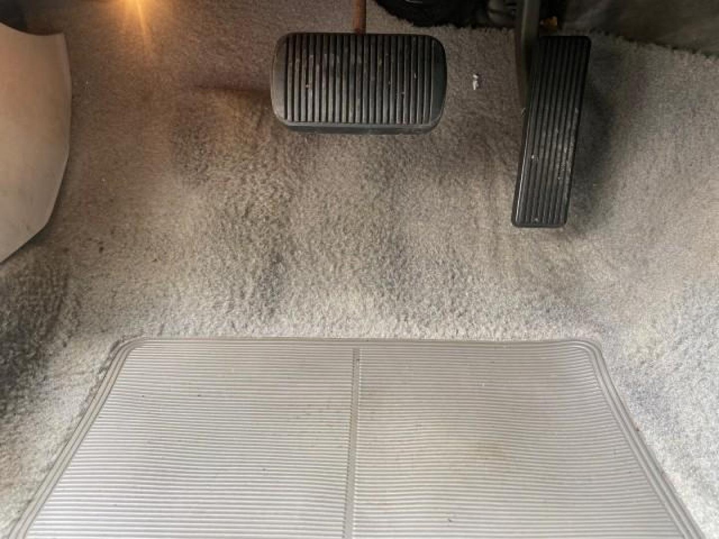 1999 Vibrant White /Lt/Med Parchment Ford Crown Victoria LX LOW MILES 61,537 (2FAFP74W6XX) with an 4.6L SMPI V8 Engine engine, Automatic transmission, located at 4701 North Dixie Hwy, Pompano Beach, FL, 33064, (954) 422-2889, 26.240938, -80.123474 - OUR WEBPAGE FLORIDACARS1.COM HAS OVER 100 PHOTOS AND FREE CARFAX LINK 1999 FORD CROWN VICTORIA LX VIN: 2FAFP74W6XX154498 2 F A F P 7 4 W 6 X X 1 5 4 4 9 8 SEDAN 4 DR 4.6L V8 F GASOLINE 26 MPG REAR WHEEL DRIVE Features ABS Brakes Air Conditioning AM/FM Stereo Automatic Transmission Cassette Player CD - Photo#57