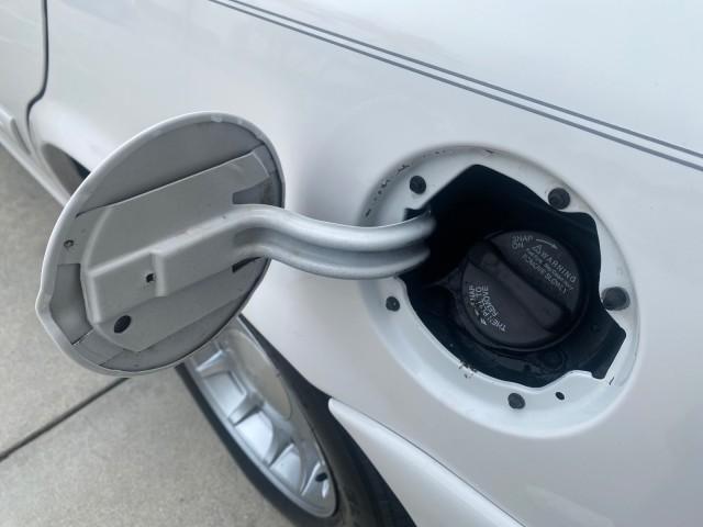 1999 Vibrant White /Lt/Med Parchment Ford Crown Victoria LX LOW MILES 61,537 (2FAFP74W6XX) with an 4.6L SMPI V8 Engine engine, Automatic transmission, located at 4701 North Dixie Hwy, Pompano Beach, FL, 33064, (954) 422-2889, 26.240938, -80.123474 - OUR WEBPAGE FLORIDACARS1.COM HAS OVER 100 PHOTOS AND FREE CARFAX LINK 1999 FORD CROWN VICTORIA LX VIN: 2FAFP74W6XX154498 2 F A F P 7 4 W 6 X X 1 5 4 4 9 8 SEDAN 4 DR 4.6L V8 F GASOLINE 26 MPG REAR WHEEL DRIVE Features ABS Brakes Air Conditioning AM/FM Stereo Automatic Transmission Cassette Player CD - Photo#82