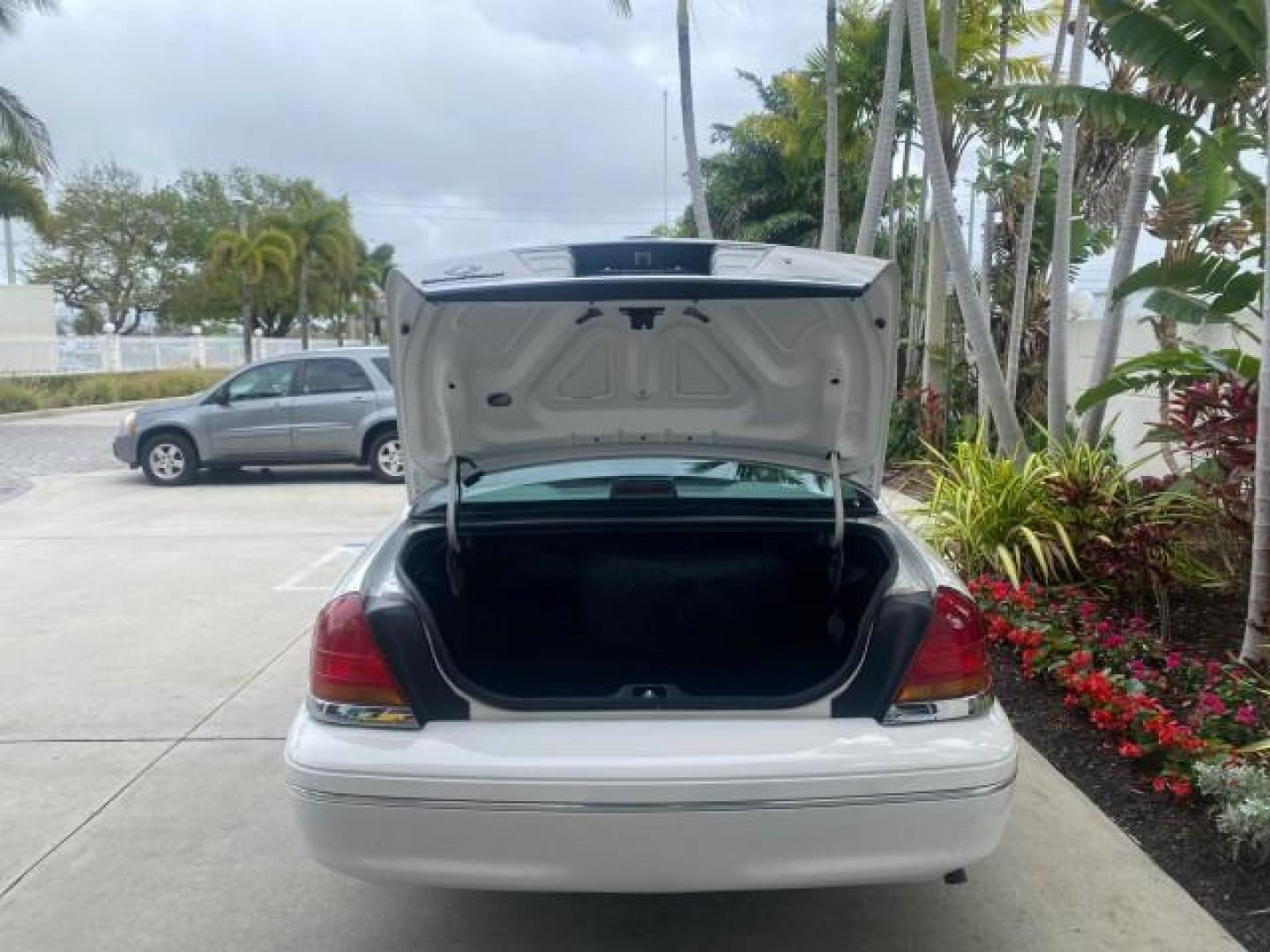 1999 Vibrant White /Lt/Med Parchment Ford Crown Victoria LX LOW MILES 61,537 (2FAFP74W6XX) with an 4.6L SMPI V8 Engine engine, Automatic transmission, located at 4701 North Dixie Hwy, Pompano Beach, FL, 33064, (954) 422-2889, 26.240938, -80.123474 - OUR WEBPAGE FLORIDACARS1.COM HAS OVER 100 PHOTOS AND FREE CARFAX LINK 1999 FORD CROWN VICTORIA LX VIN: 2FAFP74W6XX154498 2 F A F P 7 4 W 6 X X 1 5 4 4 9 8 SEDAN 4 DR 4.6L V8 F GASOLINE 26 MPG REAR WHEEL DRIVE Features ABS Brakes Air Conditioning AM/FM Stereo Automatic Transmission Cassette Player CD - Photo#87