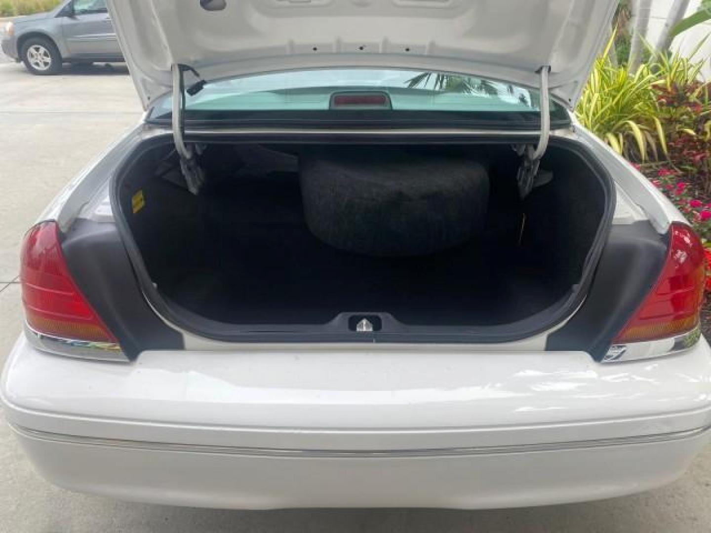 1999 Vibrant White /Lt/Med Parchment Ford Crown Victoria LX LOW MILES 61,537 (2FAFP74W6XX) with an 4.6L SMPI V8 Engine engine, Automatic transmission, located at 4701 North Dixie Hwy, Pompano Beach, FL, 33064, (954) 422-2889, 26.240938, -80.123474 - OUR WEBPAGE FLORIDACARS1.COM HAS OVER 100 PHOTOS AND FREE CARFAX LINK 1999 FORD CROWN VICTORIA LX VIN: 2FAFP74W6XX154498 2 F A F P 7 4 W 6 X X 1 5 4 4 9 8 SEDAN 4 DR 4.6L V8 F GASOLINE 26 MPG REAR WHEEL DRIVE Features ABS Brakes Air Conditioning AM/FM Stereo Automatic Transmission Cassette Player CD - Photo#88