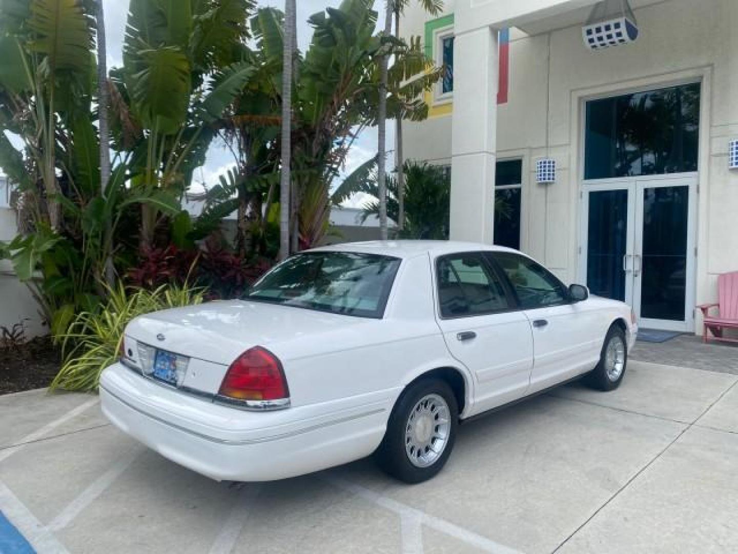 1999 Vibrant White /Lt/Med Parchment Ford Crown Victoria LX LOW MILES 61,537 (2FAFP74W6XX) with an 4.6L SMPI V8 Engine engine, Automatic transmission, located at 4701 North Dixie Hwy, Pompano Beach, FL, 33064, (954) 422-2889, 26.240938, -80.123474 - OUR WEBPAGE FLORIDACARS1.COM HAS OVER 100 PHOTOS AND FREE CARFAX LINK 1999 FORD CROWN VICTORIA LX VIN: 2FAFP74W6XX154498 2 F A F P 7 4 W 6 X X 1 5 4 4 9 8 SEDAN 4 DR 4.6L V8 F GASOLINE 26 MPG REAR WHEEL DRIVE Features ABS Brakes Air Conditioning AM/FM Stereo Automatic Transmission Cassette Player CD - Photo#93