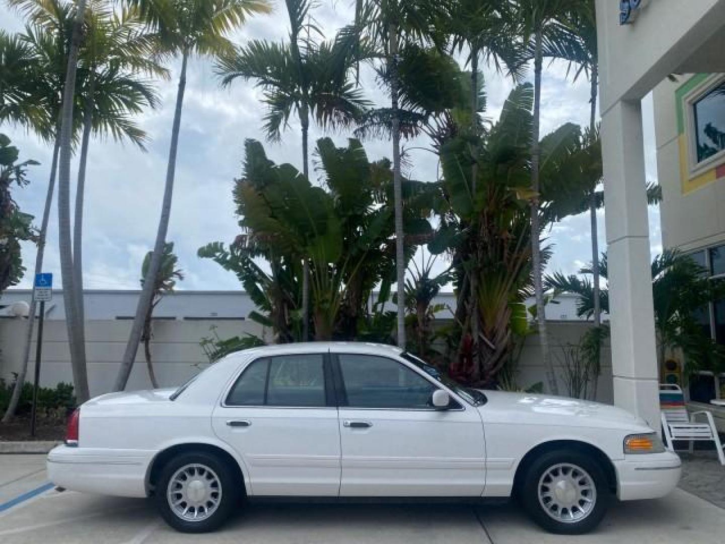 1999 Vibrant White /Lt/Med Parchment Ford Crown Victoria LX LOW MILES 61,537 (2FAFP74W6XX) with an 4.6L SMPI V8 Engine engine, Automatic transmission, located at 4701 North Dixie Hwy, Pompano Beach, FL, 33064, (954) 422-2889, 26.240938, -80.123474 - OUR WEBPAGE FLORIDACARS1.COM HAS OVER 100 PHOTOS AND FREE CARFAX LINK 1999 FORD CROWN VICTORIA LX VIN: 2FAFP74W6XX154498 2 F A F P 7 4 W 6 X X 1 5 4 4 9 8 SEDAN 4 DR 4.6L V8 F GASOLINE 26 MPG REAR WHEEL DRIVE Features ABS Brakes Air Conditioning AM/FM Stereo Automatic Transmission Cassette Player CD - Photo#95
