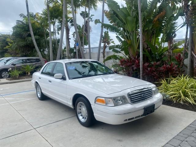 1999 Vibrant White /Lt/Med Parchment Ford Crown Victoria LX LOW MILES 61,537 (2FAFP74W6XX) with an 4.6L SMPI V8 Engine engine, Automatic transmission, located at 4701 North Dixie Hwy, Pompano Beach, FL, 33064, (954) 422-2889, 26.240938, -80.123474 - OUR WEBPAGE FLORIDACARS1.COM HAS OVER 100 PHOTOS AND FREE CARFAX LINK 1999 FORD CROWN VICTORIA LX VIN: 2FAFP74W6XX154498 2 F A F P 7 4 W 6 X X 1 5 4 4 9 8 SEDAN 4 DR 4.6L V8 F GASOLINE 26 MPG REAR WHEEL DRIVE Features ABS Brakes Air Conditioning AM/FM Stereo Automatic Transmission Cassette Player CD - Photo#97