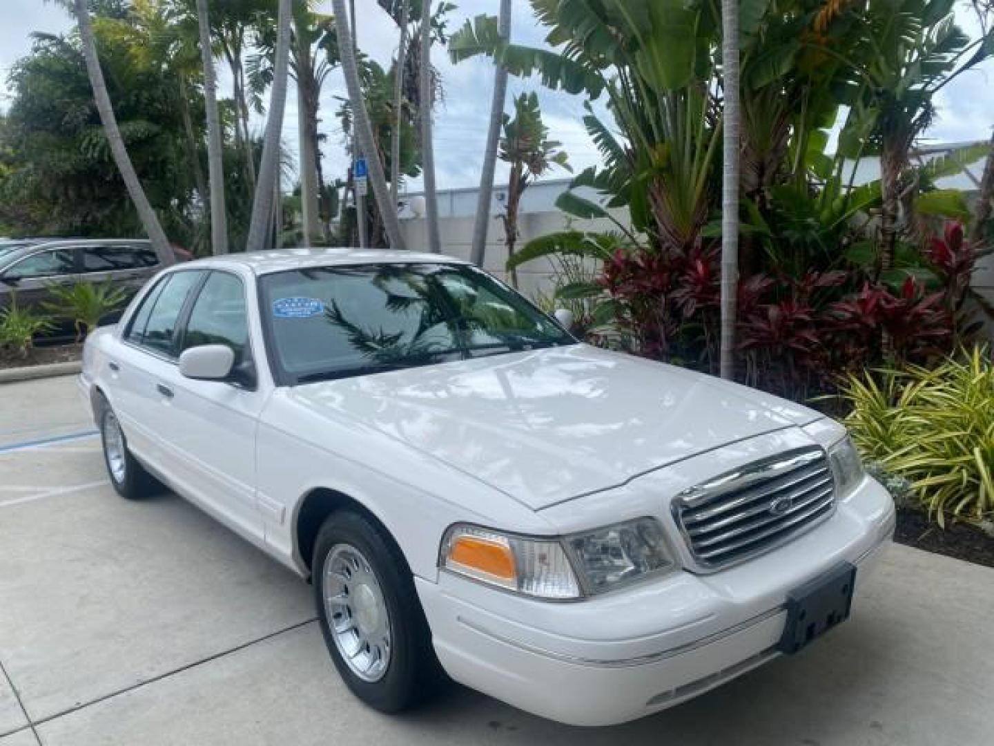 1999 Vibrant White /Lt/Med Parchment Ford Crown Victoria LX LOW MILES 61,537 (2FAFP74W6XX) with an 4.6L SMPI V8 Engine engine, Automatic transmission, located at 4701 North Dixie Hwy, Pompano Beach, FL, 33064, (954) 422-2889, 26.240938, -80.123474 - OUR WEBPAGE FLORIDACARS1.COM HAS OVER 100 PHOTOS AND FREE CARFAX LINK 1999 FORD CROWN VICTORIA LX VIN: 2FAFP74W6XX154498 2 F A F P 7 4 W 6 X X 1 5 4 4 9 8 SEDAN 4 DR 4.6L V8 F GASOLINE 26 MPG REAR WHEEL DRIVE Features ABS Brakes Air Conditioning AM/FM Stereo Automatic Transmission Cassette Player CD - Photo#98