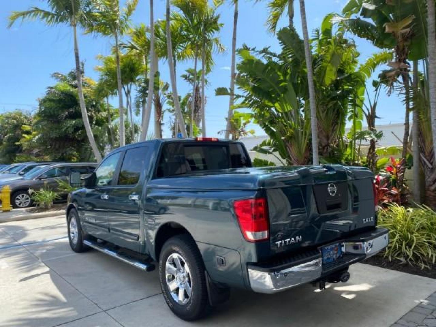 2007 Majestic Blue /Graphite/Titanium Nissan Titan LE 1 OWNER LOW MILES 39,670 CREW CAB (1N6BA07A67N) with an 5.6L DOHC 32-Valve V8 FFV Engine engine, Automatic transmission, located at 4701 North Dixie Hwy, Pompano Beach, FL, 33064, (954) 422-2889, 26.240938, -80.123474 - OUR WEBPAGE FLORIDACARS1.COM HAS OVER 100 PHOTOS AND FREE CARFAX LINK 2007 NISSAN TITAN LE FFV 1 OWNER CREW CAB LEATHER VIN: 1N6BA07A67N215171 1 N 6 B A 0 7 A 6 7 N 2 1 5 1 7 1 CREW PICKUP 5.6L V8 F DOHC 32V FLEX FUEL 19 MPG REAR WHEEL DRIVE Features ABS Brakes Air Conditioning Alloy Wheels AM/FM St - Photo#5