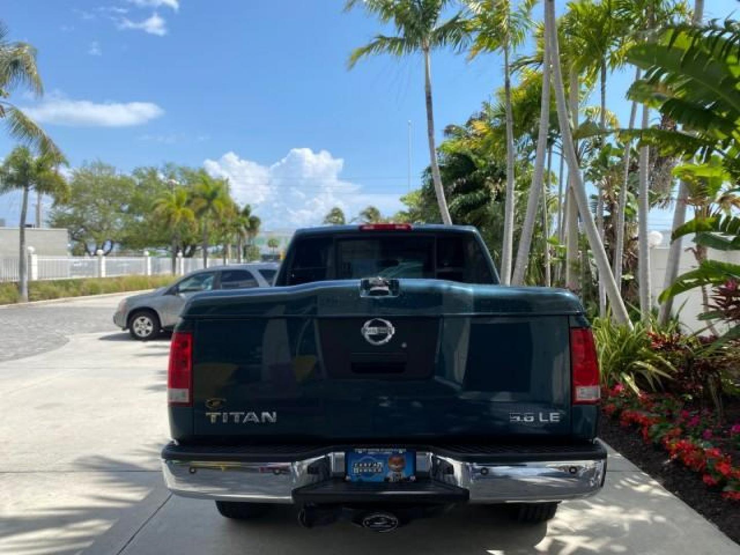 2007 Majestic Blue /Graphite/Titanium Nissan Titan LE 1 OWNER LOW MILES 39,670 CREW CAB (1N6BA07A67N) with an 5.6L DOHC 32-Valve V8 FFV Engine engine, Automatic transmission, located at 4701 North Dixie Hwy, Pompano Beach, FL, 33064, (954) 422-2889, 26.240938, -80.123474 - OUR WEBPAGE FLORIDACARS1.COM HAS OVER 100 PHOTOS AND FREE CARFAX LINK 2007 NISSAN TITAN LE FFV 1 OWNER CREW CAB LEATHER VIN: 1N6BA07A67N215171 1 N 6 B A 0 7 A 6 7 N 2 1 5 1 7 1 CREW PICKUP 5.6L V8 F DOHC 32V FLEX FUEL 19 MPG REAR WHEEL DRIVE Features ABS Brakes Air Conditioning Alloy Wheels AM/FM St - Photo#6