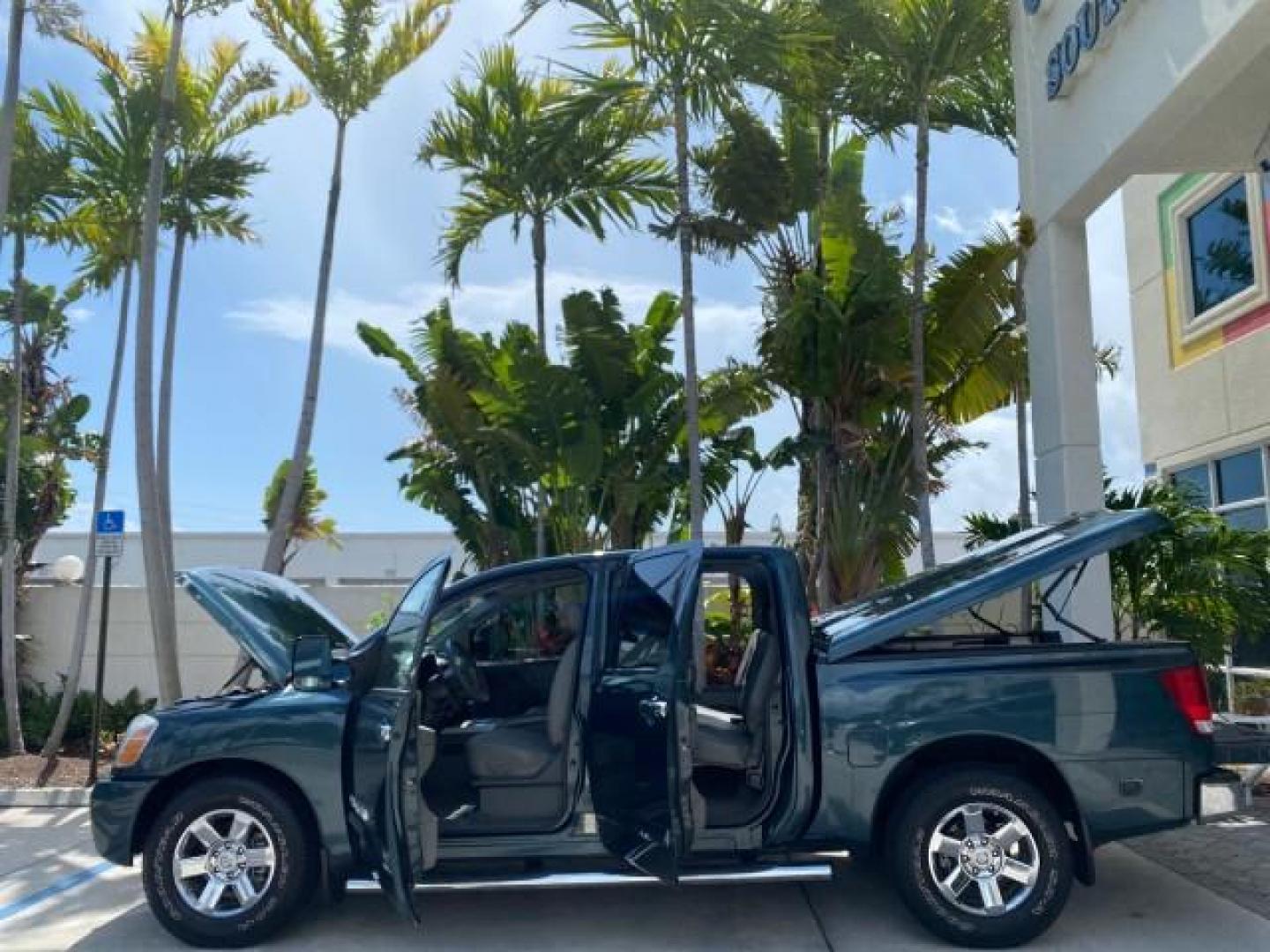 2007 Majestic Blue /Graphite/Titanium Nissan Titan LE 1 OWNER LOW MILES 39,670 CREW CAB (1N6BA07A67N) with an 5.6L DOHC 32-Valve V8 FFV Engine engine, Automatic transmission, located at 4701 North Dixie Hwy, Pompano Beach, FL, 33064, (954) 422-2889, 26.240938, -80.123474 - OUR WEBPAGE FLORIDACARS1.COM HAS OVER 100 PHOTOS AND FREE CARFAX LINK 2007 NISSAN TITAN LE FFV 1 OWNER CREW CAB LEATHER VIN: 1N6BA07A67N215171 1 N 6 B A 0 7 A 6 7 N 2 1 5 1 7 1 CREW PICKUP 5.6L V8 F DOHC 32V FLEX FUEL 19 MPG REAR WHEEL DRIVE Features ABS Brakes Air Conditioning Alloy Wheels AM/FM St - Photo#8