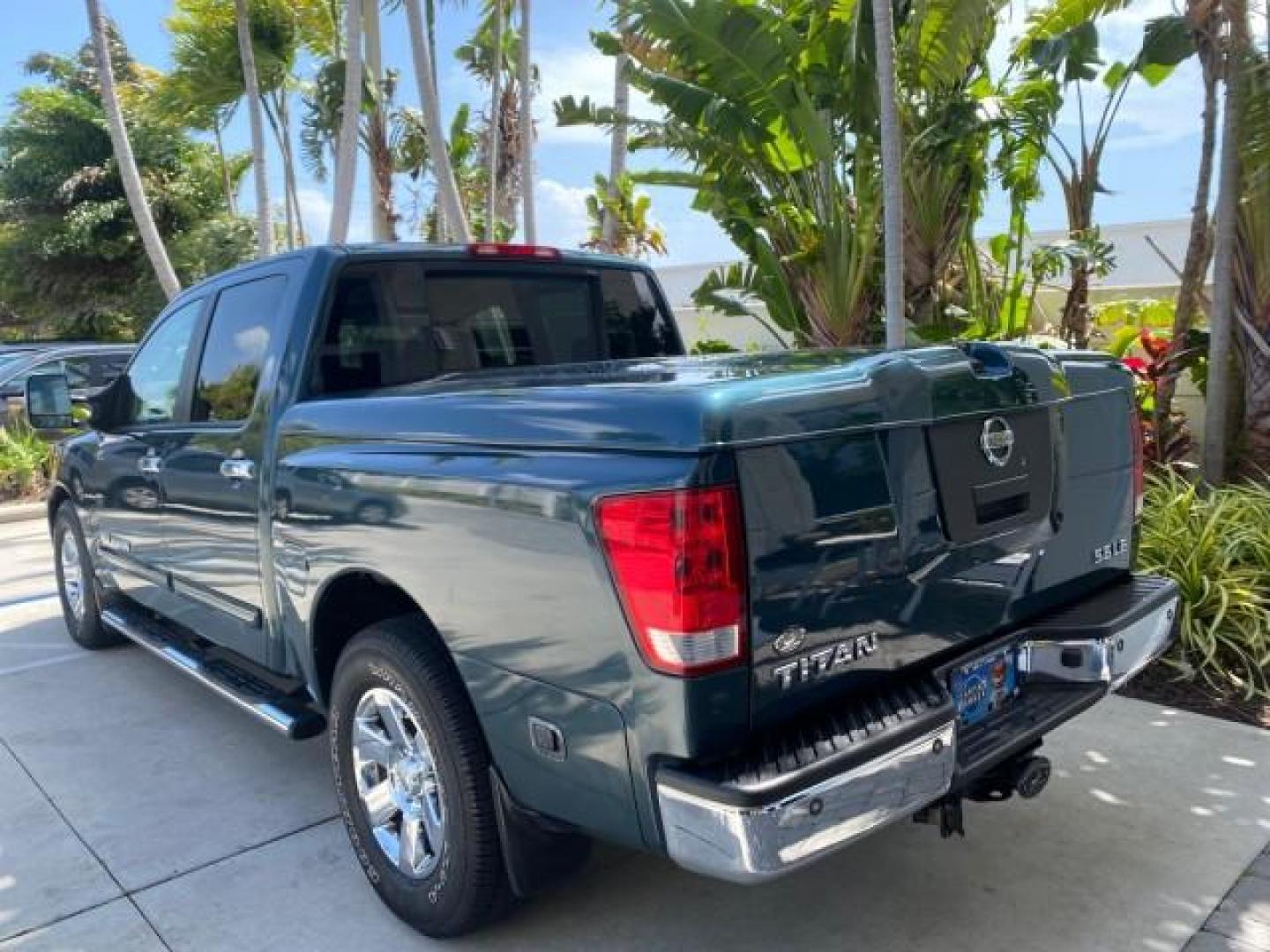 2007 Majestic Blue /Graphite/Titanium Nissan Titan LE 1 OWNER LOW MILES 39,670 CREW CAB (1N6BA07A67N) with an 5.6L DOHC 32-Valve V8 FFV Engine engine, Automatic transmission, located at 4701 North Dixie Hwy, Pompano Beach, FL, 33064, (954) 422-2889, 26.240938, -80.123474 - OUR WEBPAGE FLORIDACARS1.COM HAS OVER 100 PHOTOS AND FREE CARFAX LINK 2007 NISSAN TITAN LE FFV 1 OWNER CREW CAB LEATHER VIN: 1N6BA07A67N215171 1 N 6 B A 0 7 A 6 7 N 2 1 5 1 7 1 CREW PICKUP 5.6L V8 F DOHC 32V FLEX FUEL 19 MPG REAR WHEEL DRIVE Features ABS Brakes Air Conditioning Alloy Wheels AM/FM St - Photo#33