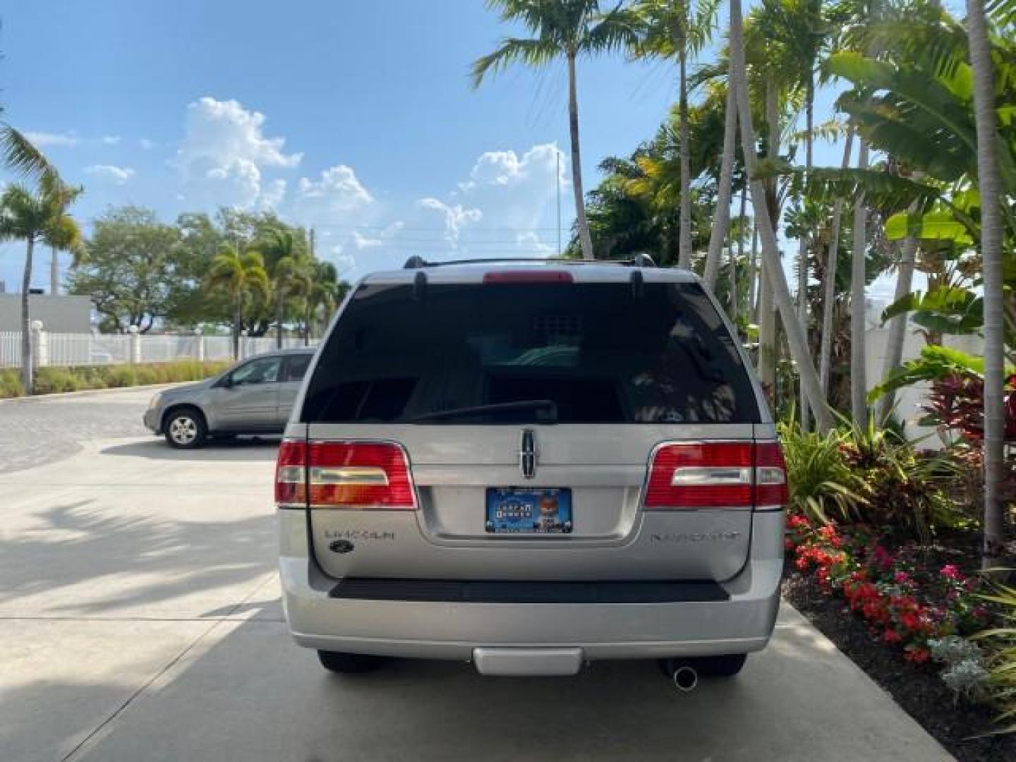 2010 Sterling Gray Metallic /Charcoal Black Lincoln Navigator LOW MILES 49,245 NAV SUNROOF (5LMJJ2H55AE) with an 5.4L SOHC 24-Valve V8 FFV Engine engine, Automatic transmission, located at 4701 North Dixie Hwy, Pompano Beach, FL, 33064, (954) 422-2889, 26.240938, -80.123474 - OUR WEBPAGE FLORIDACARS1.COM HAS OVER 100 PHOTOS AND FREE CARFAX LINK 2010 LINCOLN NAVIGATOR NAVIGATION SUNROOF THIRD ROW VIN: 5LMJJ2H55AEJ04008 5 L M J J 2 H 5 5 A E J 0 4 0 0 8 4 DOOR WAGON/SPORT UTILITY 5.4L V8 F SOHC 24V FLEX FUEL 20 MPG REAR WHEEL DRIVE Features 20 Inch Plus Wheels A/C Seat(s) - Photo#34
