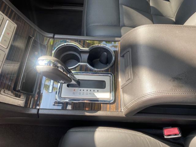 2010 Sterling Gray Metallic /Charcoal Black Lincoln Navigator LOW MILES 49,245 NAV SUNROOF (5LMJJ2H55AE) with an 5.4L SOHC 24-Valve V8 FFV Engine engine, Automatic transmission, located at 4701 North Dixie Hwy, Pompano Beach, FL, 33064, (954) 422-2889, 26.240938, -80.123474 - OUR WEBPAGE FLORIDACARS1.COM HAS OVER 100 PHOTOS AND FREE CARFAX LINK 2010 LINCOLN NAVIGATOR NAVIGATION SUNROOF THIRD ROW VIN: 5LMJJ2H55AEJ04008 5 L M J J 2 H 5 5 A E J 0 4 0 0 8 4 DOOR WAGON/SPORT UTILITY 5.4L V8 F SOHC 24V FLEX FUEL 20 MPG REAR WHEEL DRIVE Features 20 Inch Plus Wheels A/C Seat(s) - Photo#62