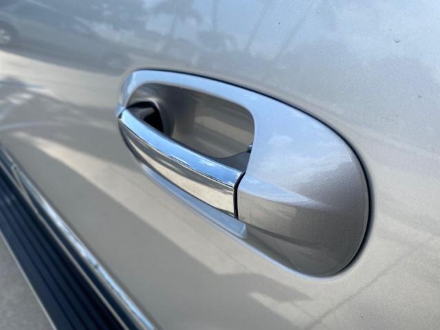 2010 Sterling Gray Metallic /Charcoal Black Lincoln Navigator LOW MILES 49,245 NAV SUNROOF (5LMJJ2H55AE) with an 5.4L SOHC 24-Valve V8 FFV Engine engine, Automatic transmission, located at 4701 North Dixie Hwy, Pompano Beach, FL, 33064, (954) 422-2889, 26.240938, -80.123474 - OUR WEBPAGE FLORIDACARS1.COM HAS OVER 100 PHOTOS AND FREE CARFAX LINK 2010 LINCOLN NAVIGATOR NAVIGATION SUNROOF THIRD ROW VIN: 5LMJJ2H55AEJ04008 5 L M J J 2 H 5 5 A E J 0 4 0 0 8 4 DOOR WAGON/SPORT UTILITY 5.4L V8 F SOHC 24V FLEX FUEL 20 MPG REAR WHEEL DRIVE Features 20 Inch Plus Wheels A/C Seat(s) - Photo#77