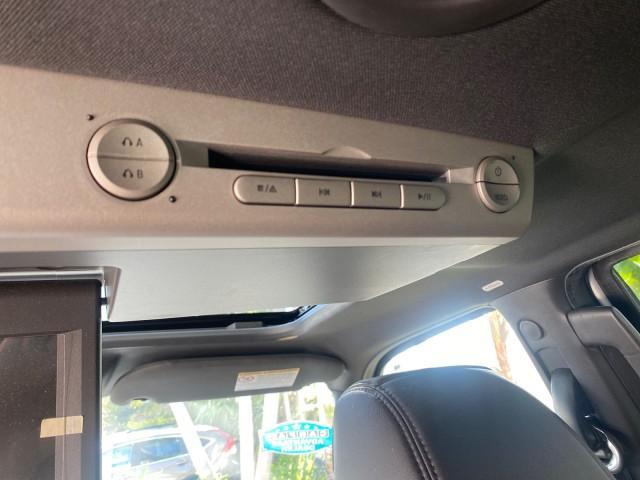 2010 Sterling Gray Metallic /Charcoal Black Lincoln Navigator LOW MILES 49,245 NAV SUNROOF (5LMJJ2H55AE) with an 5.4L SOHC 24-Valve V8 FFV Engine engine, Automatic transmission, located at 4701 North Dixie Hwy, Pompano Beach, FL, 33064, (954) 422-2889, 26.240938, -80.123474 - OUR WEBPAGE FLORIDACARS1.COM HAS OVER 100 PHOTOS AND FREE CARFAX LINK 2010 LINCOLN NAVIGATOR NAVIGATION SUNROOF THIRD ROW VIN: 5LMJJ2H55AEJ04008 5 L M J J 2 H 5 5 A E J 0 4 0 0 8 4 DOOR WAGON/SPORT UTILITY 5.4L V8 F SOHC 24V FLEX FUEL 20 MPG REAR WHEEL DRIVE Features 20 Inch Plus Wheels A/C Seat(s) - Photo#90