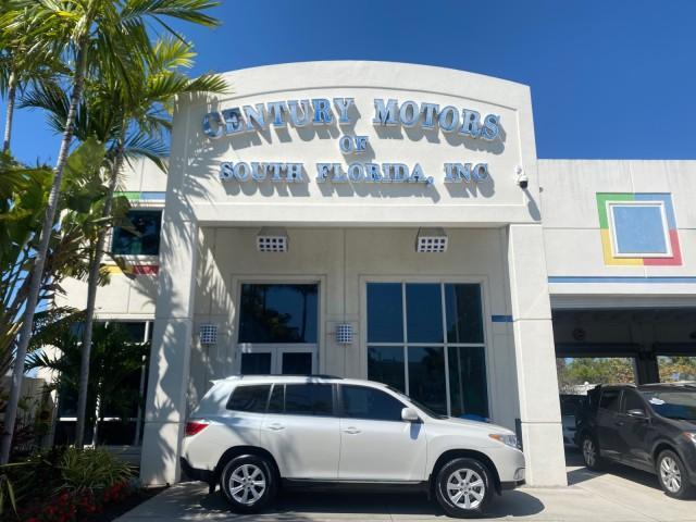 2013 Blizzard Pearl /Sand Beige Toyota Highlander Plus LOW MILES 42,200 1 OWNER (5TDZK3EH5DS) with an 3.5L DOHC 24-Valve VVT-i V6 Engine engine, Automatic transmission, located at 4701 North Dixie Hwy, Pompano Beach, FL, 33064, (954) 422-2889, 26.240938, -80.123474 - OUR WEBPAGE FLORIDACARS1.COM HAS OVER 100 PHOTOS AND FREE CARFAX LINK 2013 Toyota Highlander Plus 1 OWNER NEW $30,474 VIN: 5TDZK3EH5DS095210 4 Door Wagon/Sport Utility 3.5L V6 F DOHC 24V Gasoline Front Wheel Drive Features ABS Brakes Air Conditioning Alloy Wheels AM/FM Stereo Automatic Transmission - Photo#0