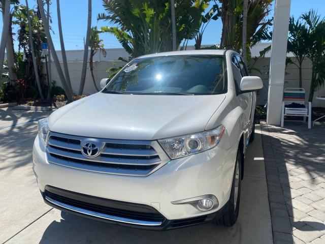 2013 Blizzard Pearl /Sand Beige Toyota Highlander Plus LOW MILES 42,200 1 OWNER (5TDZK3EH5DS) with an 3.5L DOHC 24-Valve VVT-i V6 Engine engine, Automatic transmission, located at 4701 North Dixie Hwy, Pompano Beach, FL, 33064, (954) 422-2889, 26.240938, -80.123474 - OUR WEBPAGE FLORIDACARS1.COM HAS OVER 100 PHOTOS AND FREE CARFAX LINK 2013 Toyota Highlander Plus 1 OWNER NEW $30,474 VIN: 5TDZK3EH5DS095210 4 Door Wagon/Sport Utility 3.5L V6 F DOHC 24V Gasoline Front Wheel Drive Features ABS Brakes Air Conditioning Alloy Wheels AM/FM Stereo Automatic Transmission - Photo#3
