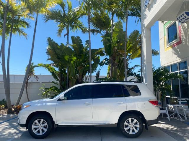 2013 Blizzard Pearl /Sand Beige Toyota Highlander Plus LOW MILES 42,200 1 OWNER (5TDZK3EH5DS) with an 3.5L DOHC 24-Valve VVT-i V6 Engine engine, Automatic transmission, located at 4701 North Dixie Hwy, Pompano Beach, FL, 33064, (954) 422-2889, 26.240938, -80.123474 - OUR WEBPAGE FLORIDACARS1.COM HAS OVER 100 PHOTOS AND FREE CARFAX LINK 2013 Toyota Highlander Plus 1 OWNER NEW $30,474 VIN: 5TDZK3EH5DS095210 4 Door Wagon/Sport Utility 3.5L V6 F DOHC 24V Gasoline Front Wheel Drive Features ABS Brakes Air Conditioning Alloy Wheels AM/FM Stereo Automatic Transmission - Photo#4