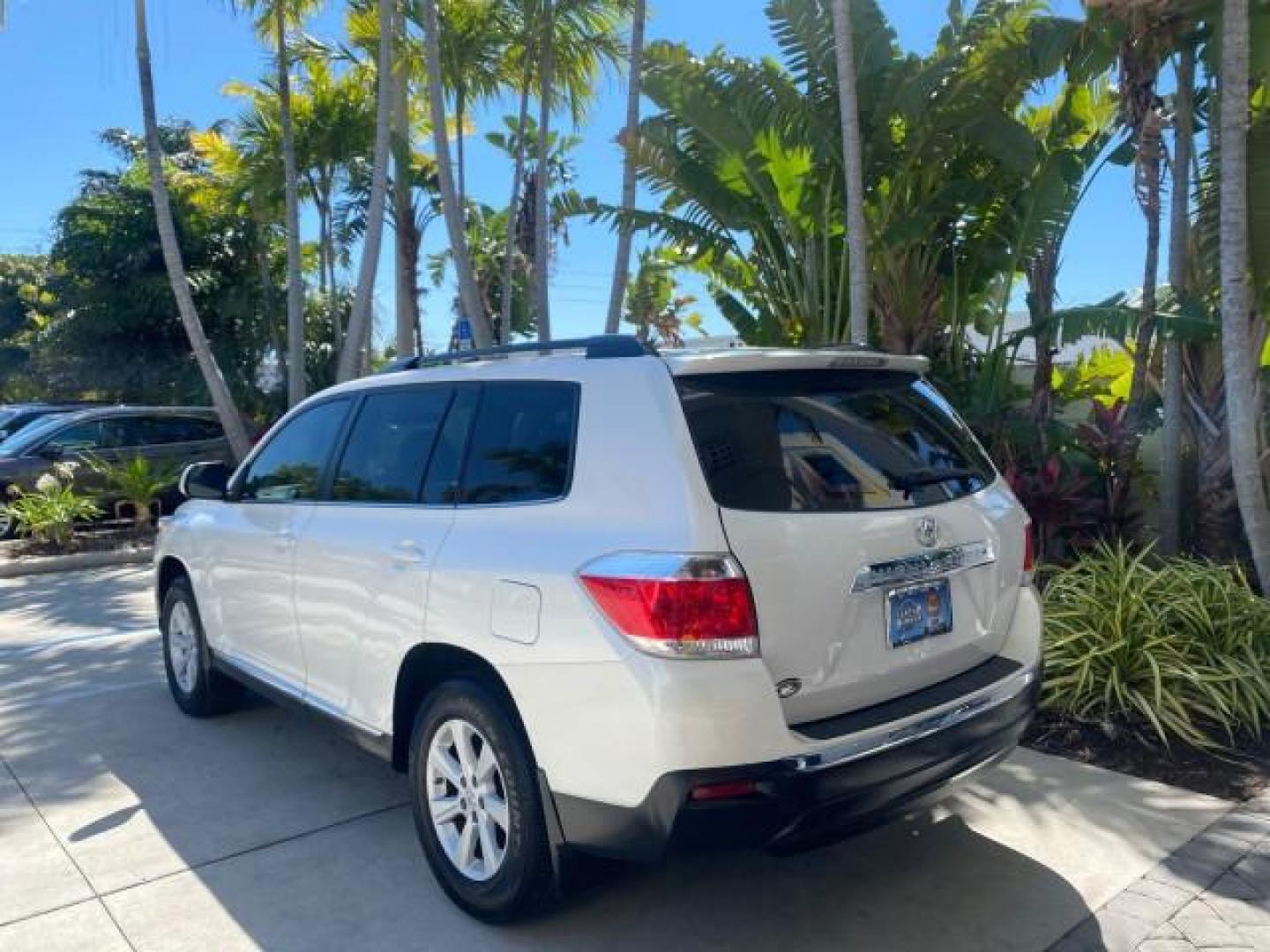 2013 Blizzard Pearl /Sand Beige Toyota Highlander Plus LOW MILES 42,200 1 OWNER (5TDZK3EH5DS) with an 3.5L DOHC 24-Valve VVT-i V6 Engine engine, Automatic transmission, located at 4701 North Dixie Hwy, Pompano Beach, FL, 33064, (954) 422-2889, 26.240938, -80.123474 - OUR WEBPAGE FLORIDACARS1.COM HAS OVER 100 PHOTOS AND FREE CARFAX LINK 2013 Toyota Highlander Plus 1 OWNER NEW $30,474 VIN: 5TDZK3EH5DS095210 4 Door Wagon/Sport Utility 3.5L V6 F DOHC 24V Gasoline Front Wheel Drive Features ABS Brakes Air Conditioning Alloy Wheels AM/FM Stereo Automatic Transmission - Photo#5