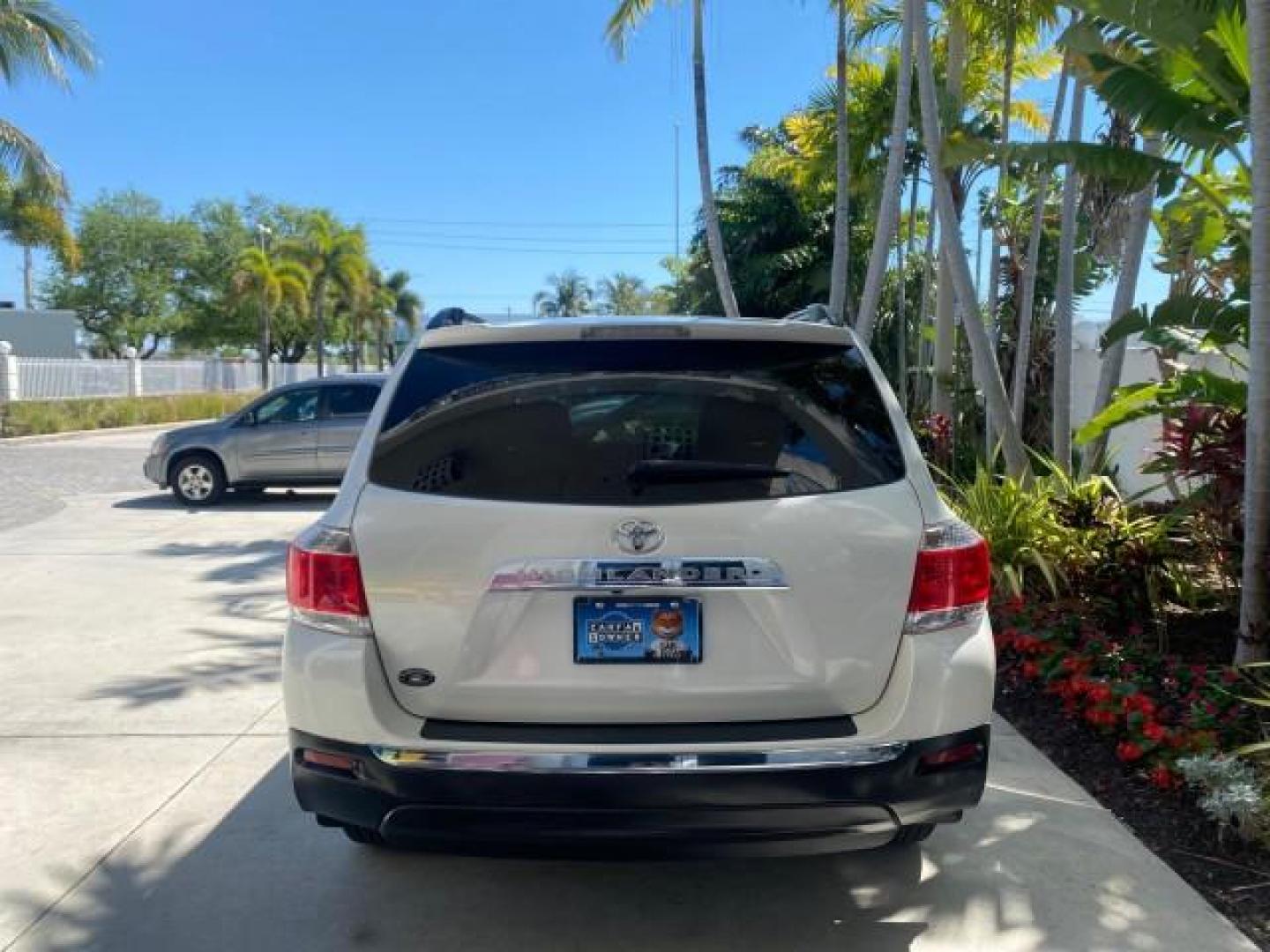 2013 Blizzard Pearl /Sand Beige Toyota Highlander Plus LOW MILES 42,200 1 OWNER (5TDZK3EH5DS) with an 3.5L DOHC 24-Valve VVT-i V6 Engine engine, Automatic transmission, located at 4701 North Dixie Hwy, Pompano Beach, FL, 33064, (954) 422-2889, 26.240938, -80.123474 - OUR WEBPAGE FLORIDACARS1.COM HAS OVER 100 PHOTOS AND FREE CARFAX LINK 2013 Toyota Highlander Plus 1 OWNER NEW $30,474 VIN: 5TDZK3EH5DS095210 4 Door Wagon/Sport Utility 3.5L V6 F DOHC 24V Gasoline Front Wheel Drive Features ABS Brakes Air Conditioning Alloy Wheels AM/FM Stereo Automatic Transmission - Photo#6