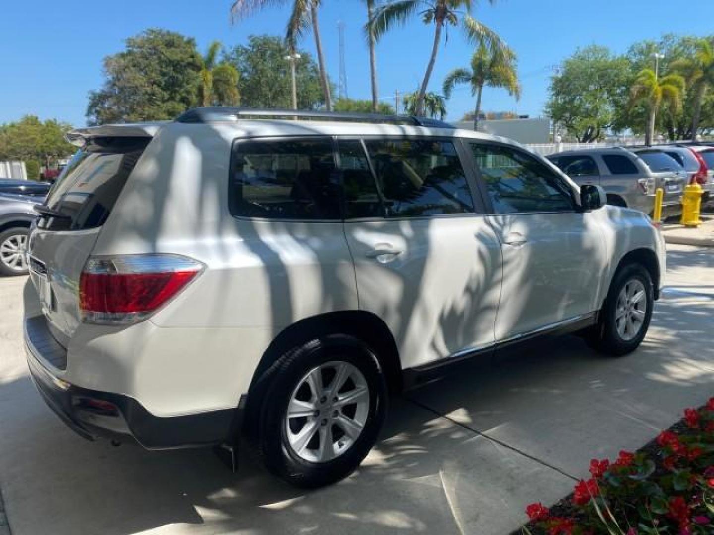 2013 Blizzard Pearl /Sand Beige Toyota Highlander Plus LOW MILES 42,200 1 OWNER (5TDZK3EH5DS) with an 3.5L DOHC 24-Valve VVT-i V6 Engine engine, Automatic transmission, located at 4701 North Dixie Hwy, Pompano Beach, FL, 33064, (954) 422-2889, 26.240938, -80.123474 - OUR WEBPAGE FLORIDACARS1.COM HAS OVER 100 PHOTOS AND FREE CARFAX LINK 2013 Toyota Highlander Plus 1 OWNER NEW $30,474 VIN: 5TDZK3EH5DS095210 4 Door Wagon/Sport Utility 3.5L V6 F DOHC 24V Gasoline Front Wheel Drive Features ABS Brakes Air Conditioning Alloy Wheels AM/FM Stereo Automatic Transmission - Photo#7