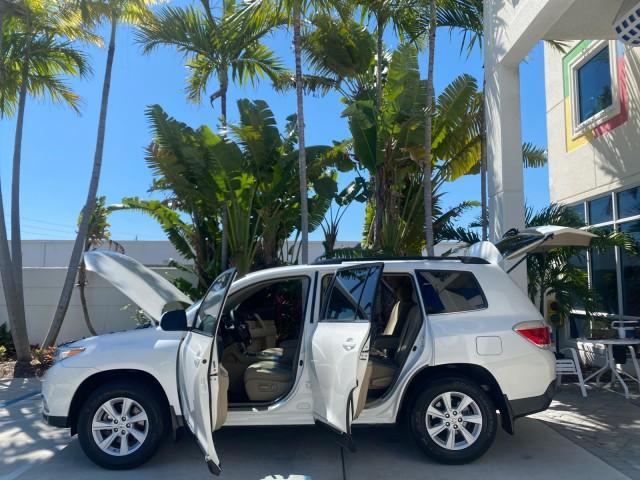 2013 Blizzard Pearl /Sand Beige Toyota Highlander Plus LOW MILES 42,200 1 OWNER (5TDZK3EH5DS) with an 3.5L DOHC 24-Valve VVT-i V6 Engine engine, Automatic transmission, located at 4701 North Dixie Hwy, Pompano Beach, FL, 33064, (954) 422-2889, 26.240938, -80.123474 - OUR WEBPAGE FLORIDACARS1.COM HAS OVER 100 PHOTOS AND FREE CARFAX LINK 2013 Toyota Highlander Plus 1 OWNER NEW $30,474 VIN: 5TDZK3EH5DS095210 4 Door Wagon/Sport Utility 3.5L V6 F DOHC 24V Gasoline Front Wheel Drive Features ABS Brakes Air Conditioning Alloy Wheels AM/FM Stereo Automatic Transmission - Photo#8