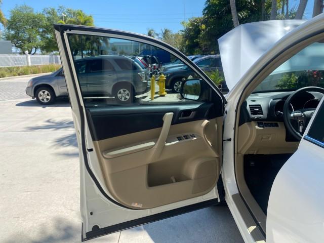 2013 Blizzard Pearl /Sand Beige Toyota Highlander Plus LOW MILES 42,200 1 OWNER (5TDZK3EH5DS) with an 3.5L DOHC 24-Valve VVT-i V6 Engine engine, Automatic transmission, located at 4701 North Dixie Hwy, Pompano Beach, FL, 33064, (954) 422-2889, 26.240938, -80.123474 - OUR WEBPAGE FLORIDACARS1.COM HAS OVER 100 PHOTOS AND FREE CARFAX LINK 2013 Toyota Highlander Plus 1 OWNER NEW $30,474 VIN: 5TDZK3EH5DS095210 4 Door Wagon/Sport Utility 3.5L V6 F DOHC 24V Gasoline Front Wheel Drive Features ABS Brakes Air Conditioning Alloy Wheels AM/FM Stereo Automatic Transmission - Photo#9