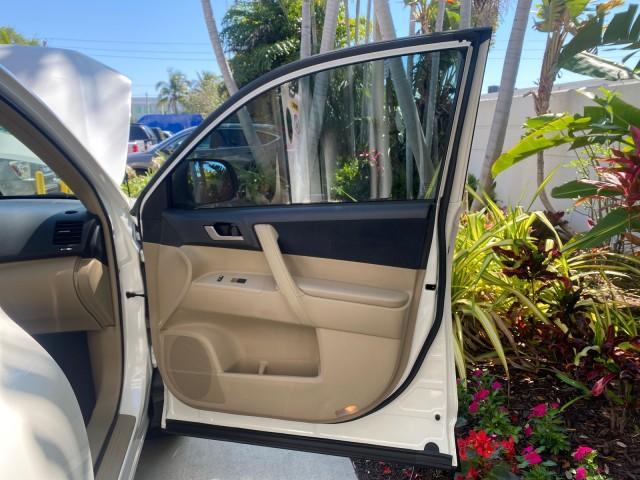 2013 Blizzard Pearl /Sand Beige Toyota Highlander Plus LOW MILES 42,200 1 OWNER (5TDZK3EH5DS) with an 3.5L DOHC 24-Valve VVT-i V6 Engine engine, Automatic transmission, located at 4701 North Dixie Hwy, Pompano Beach, FL, 33064, (954) 422-2889, 26.240938, -80.123474 - OUR WEBPAGE FLORIDACARS1.COM HAS OVER 100 PHOTOS AND FREE CARFAX LINK 2013 Toyota Highlander Plus 1 OWNER NEW $30,474 VIN: 5TDZK3EH5DS095210 4 Door Wagon/Sport Utility 3.5L V6 F DOHC 24V Gasoline Front Wheel Drive Features ABS Brakes Air Conditioning Alloy Wheels AM/FM Stereo Automatic Transmission - Photo#11