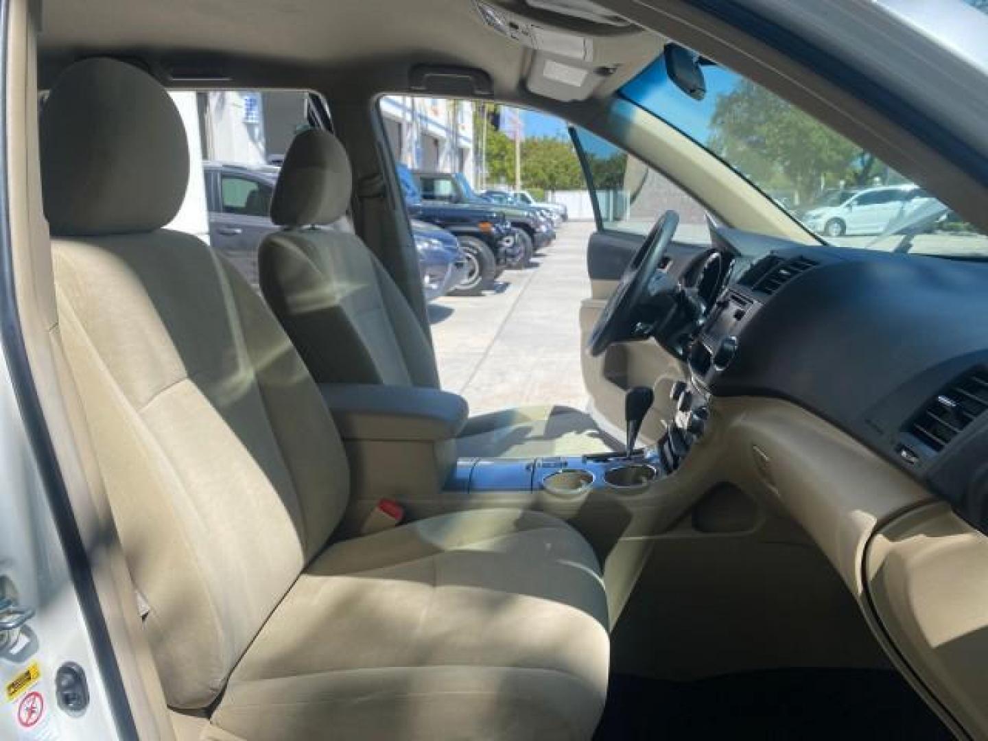 2013 Blizzard Pearl /Sand Beige Toyota Highlander Plus LOW MILES 42,200 1 OWNER (5TDZK3EH5DS) with an 3.5L DOHC 24-Valve VVT-i V6 Engine engine, Automatic transmission, located at 4701 North Dixie Hwy, Pompano Beach, FL, 33064, (954) 422-2889, 26.240938, -80.123474 - OUR WEBPAGE FLORIDACARS1.COM HAS OVER 100 PHOTOS AND FREE CARFAX LINK 2013 Toyota Highlander Plus 1 OWNER NEW $30,474 VIN: 5TDZK3EH5DS095210 4 Door Wagon/Sport Utility 3.5L V6 F DOHC 24V Gasoline Front Wheel Drive Features ABS Brakes Air Conditioning Alloy Wheels AM/FM Stereo Automatic Transmission - Photo#12