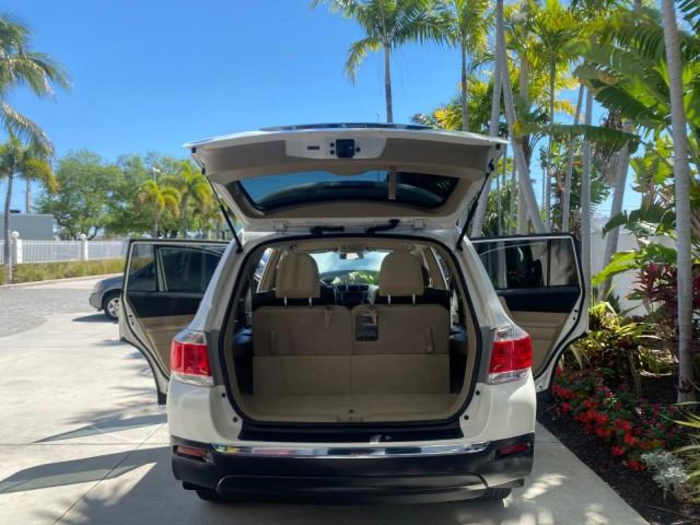 2013 Blizzard Pearl /Sand Beige Toyota Highlander Plus LOW MILES 42,200 1 OWNER (5TDZK3EH5DS) with an 3.5L DOHC 24-Valve VVT-i V6 Engine engine, Automatic transmission, located at 4701 North Dixie Hwy, Pompano Beach, FL, 33064, (954) 422-2889, 26.240938, -80.123474 - OUR WEBPAGE FLORIDACARS1.COM HAS OVER 100 PHOTOS AND FREE CARFAX LINK 2013 Toyota Highlander Plus 1 OWNER NEW $30,474 VIN: 5TDZK3EH5DS095210 4 Door Wagon/Sport Utility 3.5L V6 F DOHC 24V Gasoline Front Wheel Drive Features ABS Brakes Air Conditioning Alloy Wheels AM/FM Stereo Automatic Transmission - Photo#15
