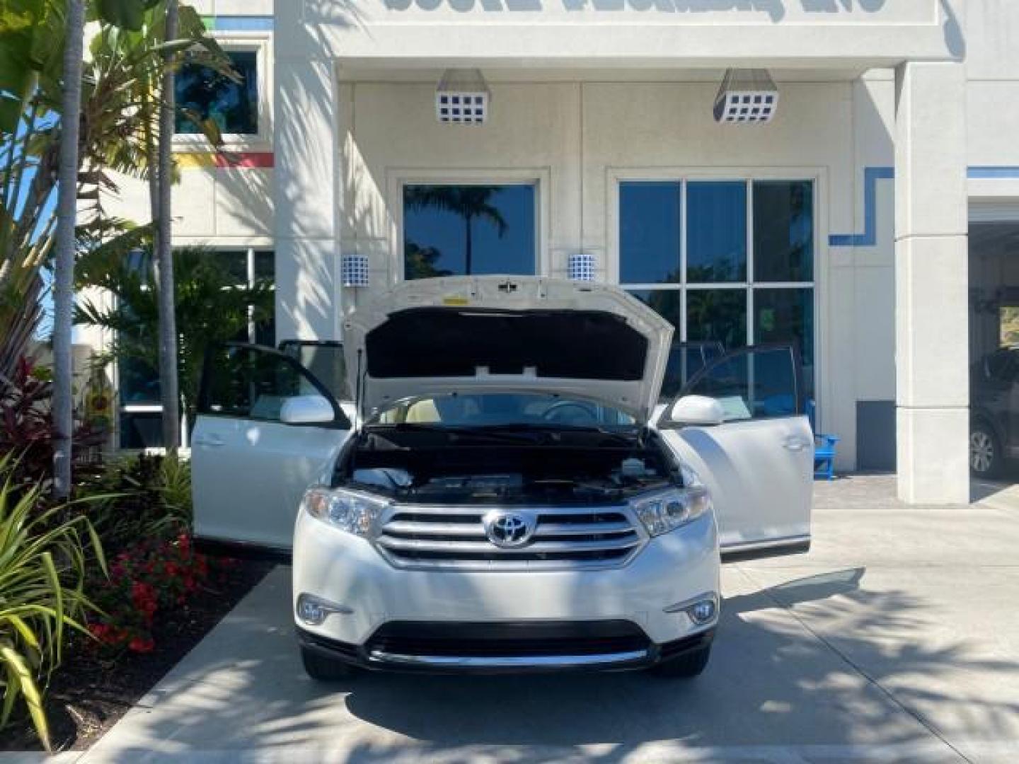 2013 Blizzard Pearl /Sand Beige Toyota Highlander Plus LOW MILES 42,200 1 OWNER (5TDZK3EH5DS) with an 3.5L DOHC 24-Valve VVT-i V6 Engine engine, Automatic transmission, located at 4701 North Dixie Hwy, Pompano Beach, FL, 33064, (954) 422-2889, 26.240938, -80.123474 - OUR WEBPAGE FLORIDACARS1.COM HAS OVER 100 PHOTOS AND FREE CARFAX LINK 2013 Toyota Highlander Plus 1 OWNER NEW $30,474 VIN: 5TDZK3EH5DS095210 4 Door Wagon/Sport Utility 3.5L V6 F DOHC 24V Gasoline Front Wheel Drive Features ABS Brakes Air Conditioning Alloy Wheels AM/FM Stereo Automatic Transmission - Photo#16