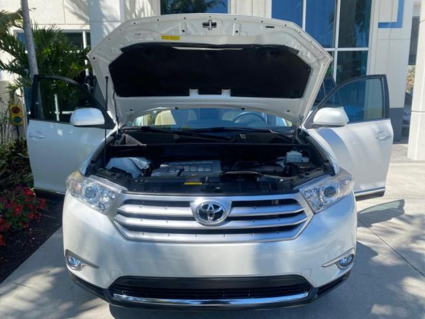 2013 Blizzard Pearl /Sand Beige Toyota Highlander Plus LOW MILES 42,200 1 OWNER (5TDZK3EH5DS) with an 3.5L DOHC 24-Valve VVT-i V6 Engine engine, Automatic transmission, located at 4701 North Dixie Hwy, Pompano Beach, FL, 33064, (954) 422-2889, 26.240938, -80.123474 - OUR WEBPAGE FLORIDACARS1.COM HAS OVER 100 PHOTOS AND FREE CARFAX LINK 2013 Toyota Highlander Plus 1 OWNER NEW $30,474 VIN: 5TDZK3EH5DS095210 4 Door Wagon/Sport Utility 3.5L V6 F DOHC 24V Gasoline Front Wheel Drive Features ABS Brakes Air Conditioning Alloy Wheels AM/FM Stereo Automatic Transmission - Photo#17