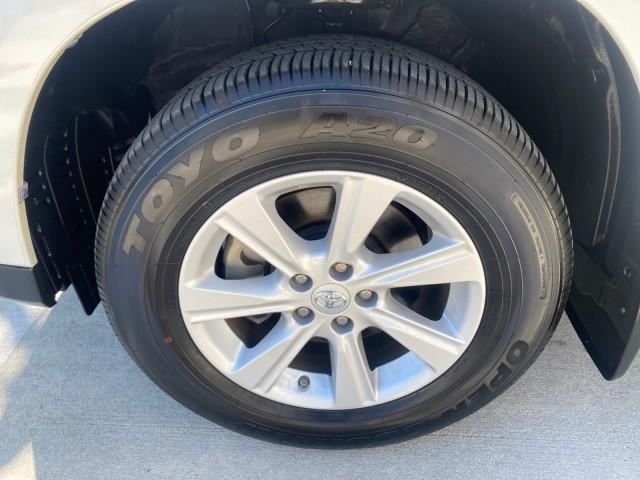 2013 Blizzard Pearl /Sand Beige Toyota Highlander Plus LOW MILES 42,200 1 OWNER (5TDZK3EH5DS) with an 3.5L DOHC 24-Valve VVT-i V6 Engine engine, Automatic transmission, located at 4701 North Dixie Hwy, Pompano Beach, FL, 33064, (954) 422-2889, 26.240938, -80.123474 - OUR WEBPAGE FLORIDACARS1.COM HAS OVER 100 PHOTOS AND FREE CARFAX LINK 2013 Toyota Highlander Plus 1 OWNER NEW $30,474 VIN: 5TDZK3EH5DS095210 4 Door Wagon/Sport Utility 3.5L V6 F DOHC 24V Gasoline Front Wheel Drive Features ABS Brakes Air Conditioning Alloy Wheels AM/FM Stereo Automatic Transmission - Photo#19