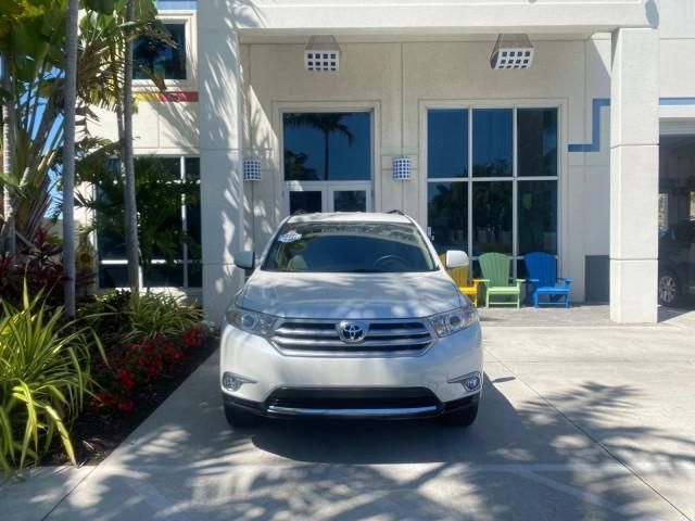 2013 Blizzard Pearl /Sand Beige Toyota Highlander Plus LOW MILES 42,200 1 OWNER (5TDZK3EH5DS) with an 3.5L DOHC 24-Valve VVT-i V6 Engine engine, Automatic transmission, located at 4701 North Dixie Hwy, Pompano Beach, FL, 33064, (954) 422-2889, 26.240938, -80.123474 - OUR WEBPAGE FLORIDACARS1.COM HAS OVER 100 PHOTOS AND FREE CARFAX LINK 2013 Toyota Highlander Plus 1 OWNER NEW $30,474 VIN: 5TDZK3EH5DS095210 4 Door Wagon/Sport Utility 3.5L V6 F DOHC 24V Gasoline Front Wheel Drive Features ABS Brakes Air Conditioning Alloy Wheels AM/FM Stereo Automatic Transmission - Photo#26