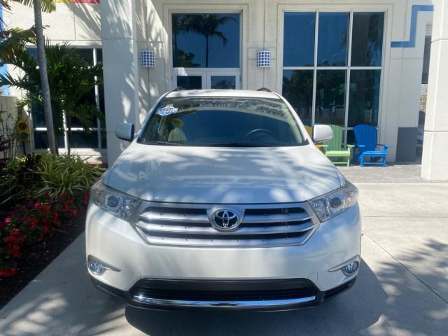 2013 Blizzard Pearl /Sand Beige Toyota Highlander Plus LOW MILES 42,200 1 OWNER (5TDZK3EH5DS) with an 3.5L DOHC 24-Valve VVT-i V6 Engine engine, Automatic transmission, located at 4701 North Dixie Hwy, Pompano Beach, FL, 33064, (954) 422-2889, 26.240938, -80.123474 - OUR WEBPAGE FLORIDACARS1.COM HAS OVER 100 PHOTOS AND FREE CARFAX LINK 2013 Toyota Highlander Plus 1 OWNER NEW $30,474 VIN: 5TDZK3EH5DS095210 4 Door Wagon/Sport Utility 3.5L V6 F DOHC 24V Gasoline Front Wheel Drive Features ABS Brakes Air Conditioning Alloy Wheels AM/FM Stereo Automatic Transmission - Photo#27