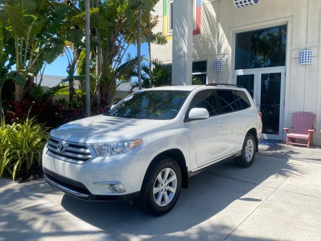 2013 Blizzard Pearl /Sand Beige Toyota Highlander Plus LOW MILES 42,200 1 OWNER (5TDZK3EH5DS) with an 3.5L DOHC 24-Valve VVT-i V6 Engine engine, Automatic transmission, located at 4701 North Dixie Hwy, Pompano Beach, FL, 33064, (954) 422-2889, 26.240938, -80.123474 - OUR WEBPAGE FLORIDACARS1.COM HAS OVER 100 PHOTOS AND FREE CARFAX LINK 2013 Toyota Highlander Plus 1 OWNER NEW $30,474 VIN: 5TDZK3EH5DS095210 4 Door Wagon/Sport Utility 3.5L V6 F DOHC 24V Gasoline Front Wheel Drive Features ABS Brakes Air Conditioning Alloy Wheels AM/FM Stereo Automatic Transmission - Photo#28