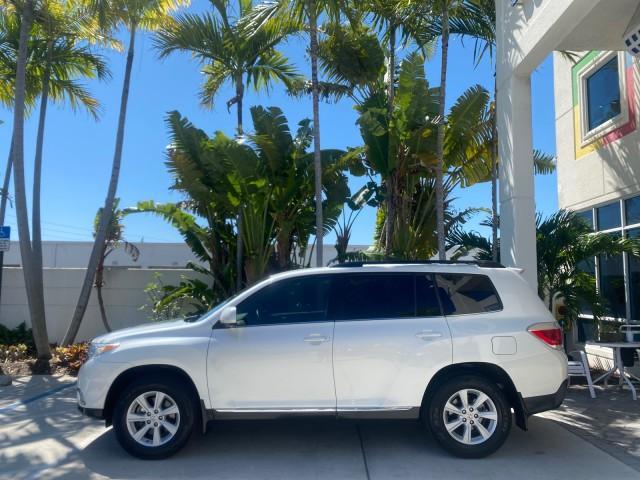 2013 Blizzard Pearl /Sand Beige Toyota Highlander Plus LOW MILES 42,200 1 OWNER (5TDZK3EH5DS) with an 3.5L DOHC 24-Valve VVT-i V6 Engine engine, Automatic transmission, located at 4701 North Dixie Hwy, Pompano Beach, FL, 33064, (954) 422-2889, 26.240938, -80.123474 - OUR WEBPAGE FLORIDACARS1.COM HAS OVER 100 PHOTOS AND FREE CARFAX LINK 2013 Toyota Highlander Plus 1 OWNER NEW $30,474 VIN: 5TDZK3EH5DS095210 4 Door Wagon/Sport Utility 3.5L V6 F DOHC 24V Gasoline Front Wheel Drive Features ABS Brakes Air Conditioning Alloy Wheels AM/FM Stereo Automatic Transmission - Photo#30