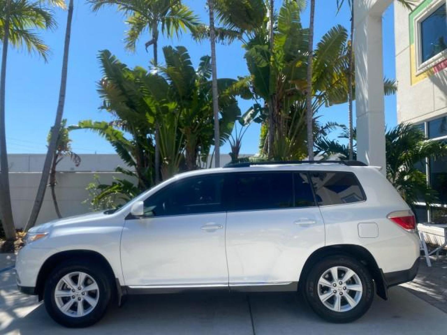2013 Blizzard Pearl /Sand Beige Toyota Highlander Plus LOW MILES 42,200 1 OWNER (5TDZK3EH5DS) with an 3.5L DOHC 24-Valve VVT-i V6 Engine engine, Automatic transmission, located at 4701 North Dixie Hwy, Pompano Beach, FL, 33064, (954) 422-2889, 26.240938, -80.123474 - OUR WEBPAGE FLORIDACARS1.COM HAS OVER 100 PHOTOS AND FREE CARFAX LINK 2013 Toyota Highlander Plus 1 OWNER NEW $30,474 VIN: 5TDZK3EH5DS095210 4 Door Wagon/Sport Utility 3.5L V6 F DOHC 24V Gasoline Front Wheel Drive Features ABS Brakes Air Conditioning Alloy Wheels AM/FM Stereo Automatic Transmission - Photo#31