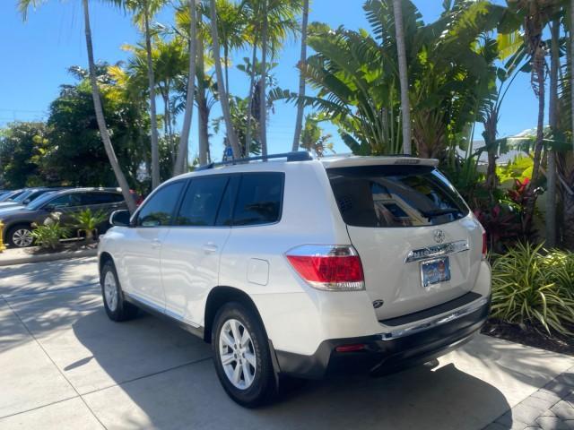 2013 Blizzard Pearl /Sand Beige Toyota Highlander Plus LOW MILES 42,200 1 OWNER (5TDZK3EH5DS) with an 3.5L DOHC 24-Valve VVT-i V6 Engine engine, Automatic transmission, located at 4701 North Dixie Hwy, Pompano Beach, FL, 33064, (954) 422-2889, 26.240938, -80.123474 - OUR WEBPAGE FLORIDACARS1.COM HAS OVER 100 PHOTOS AND FREE CARFAX LINK 2013 Toyota Highlander Plus 1 OWNER NEW $30,474 VIN: 5TDZK3EH5DS095210 4 Door Wagon/Sport Utility 3.5L V6 F DOHC 24V Gasoline Front Wheel Drive Features ABS Brakes Air Conditioning Alloy Wheels AM/FM Stereo Automatic Transmission - Photo#32