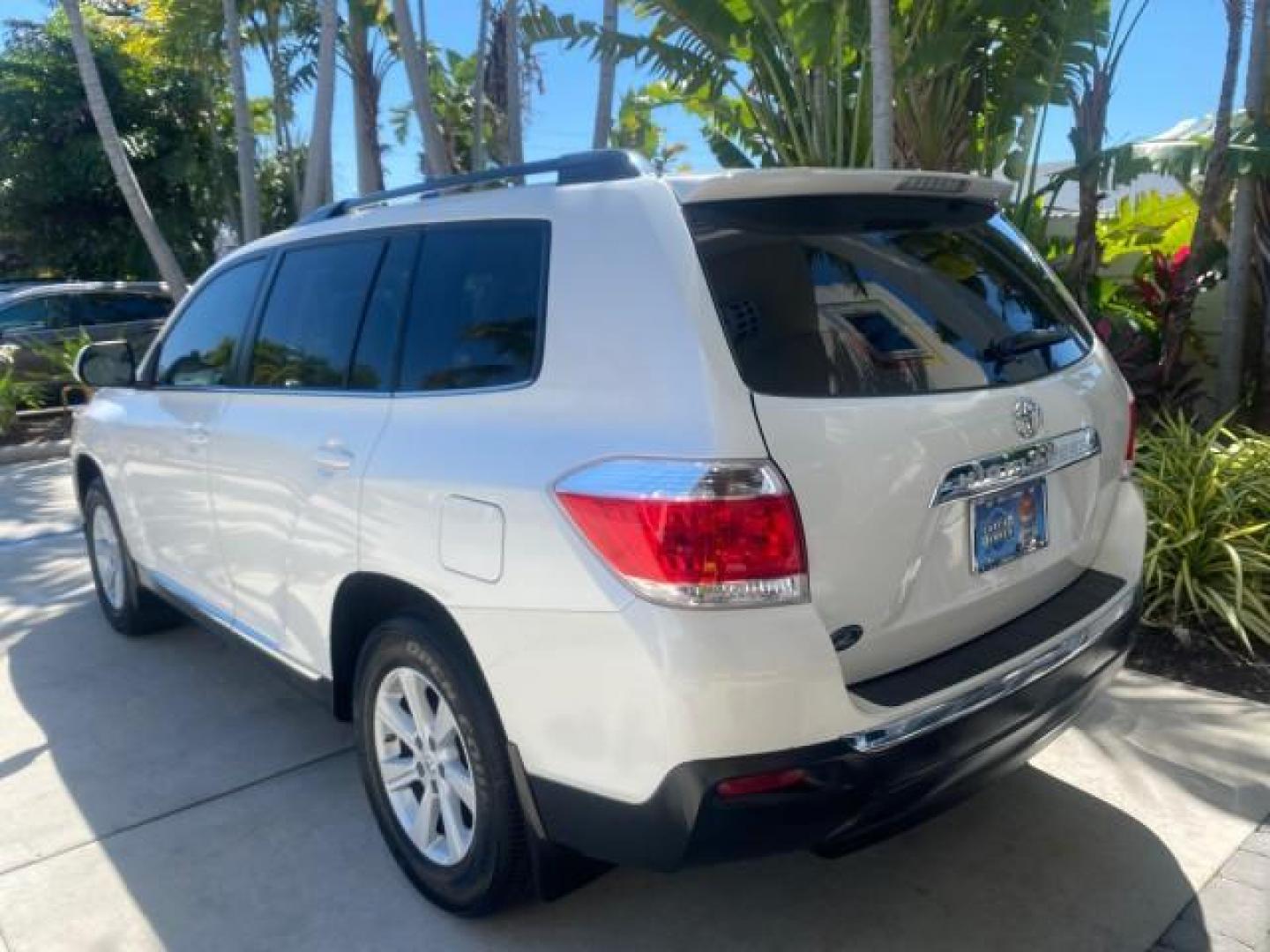2013 Blizzard Pearl /Sand Beige Toyota Highlander Plus LOW MILES 42,200 1 OWNER (5TDZK3EH5DS) with an 3.5L DOHC 24-Valve VVT-i V6 Engine engine, Automatic transmission, located at 4701 North Dixie Hwy, Pompano Beach, FL, 33064, (954) 422-2889, 26.240938, -80.123474 - OUR WEBPAGE FLORIDACARS1.COM HAS OVER 100 PHOTOS AND FREE CARFAX LINK 2013 Toyota Highlander Plus 1 OWNER NEW $30,474 VIN: 5TDZK3EH5DS095210 4 Door Wagon/Sport Utility 3.5L V6 F DOHC 24V Gasoline Front Wheel Drive Features ABS Brakes Air Conditioning Alloy Wheels AM/FM Stereo Automatic Transmission - Photo#33